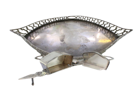 Bandeja e tesoura de morrões em prata em forma de nave com gradinha e assente sobre quatro pés vazados.